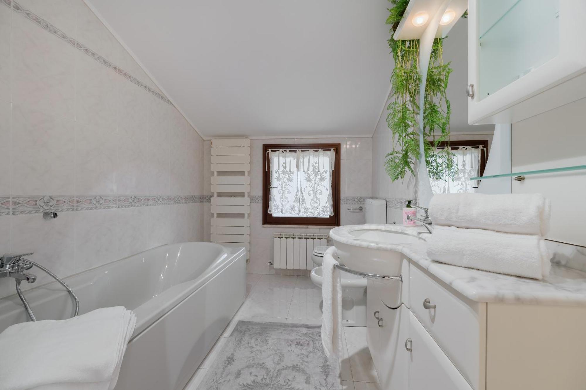 Casa Di Iaio - 90 M2 Apt With Free Wi-Fi, Netflix, Home Cinema & Parking Gorizia Buitenkant foto